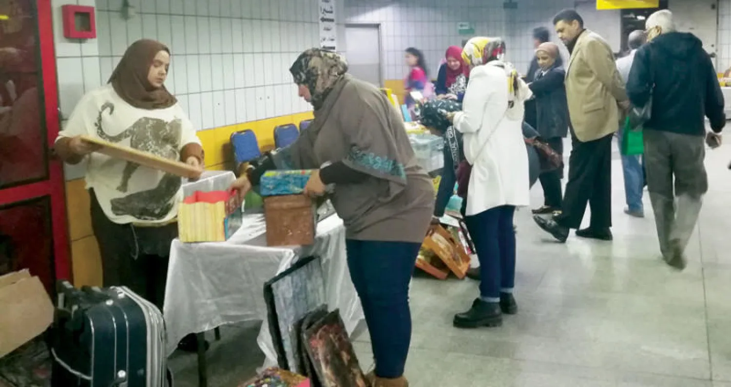 معرض منتجات الحرف اليدوية بمحطة مترو محمد نجيب («الشرق الأوسط»)