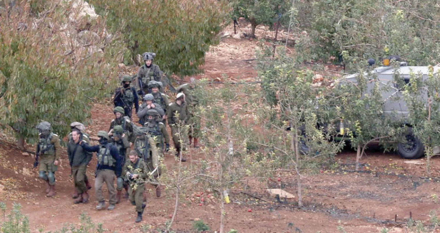 جنود إسرائيليون قرب موقع تقول إسرائيل إن «حزب الله» أقام تحته أنفاقاً تعبر الحدود (أ.ف.ب)