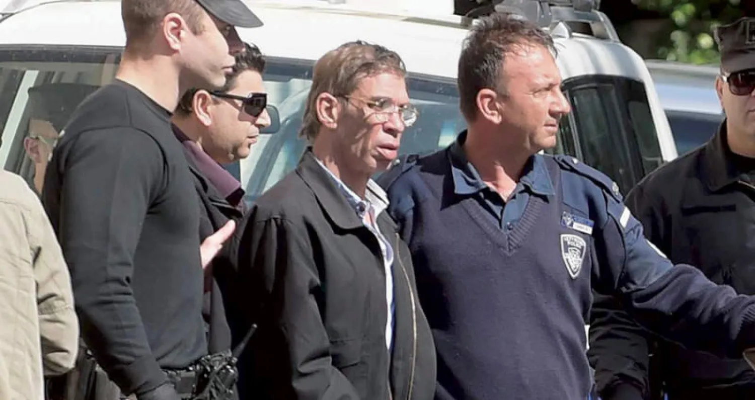 سيف الدين محمد مصطفى خاطف الطائرة المصرية لدى اقتياده أمام جهات التحقيق القبرصية عام 2016 (أ.ف.ب)