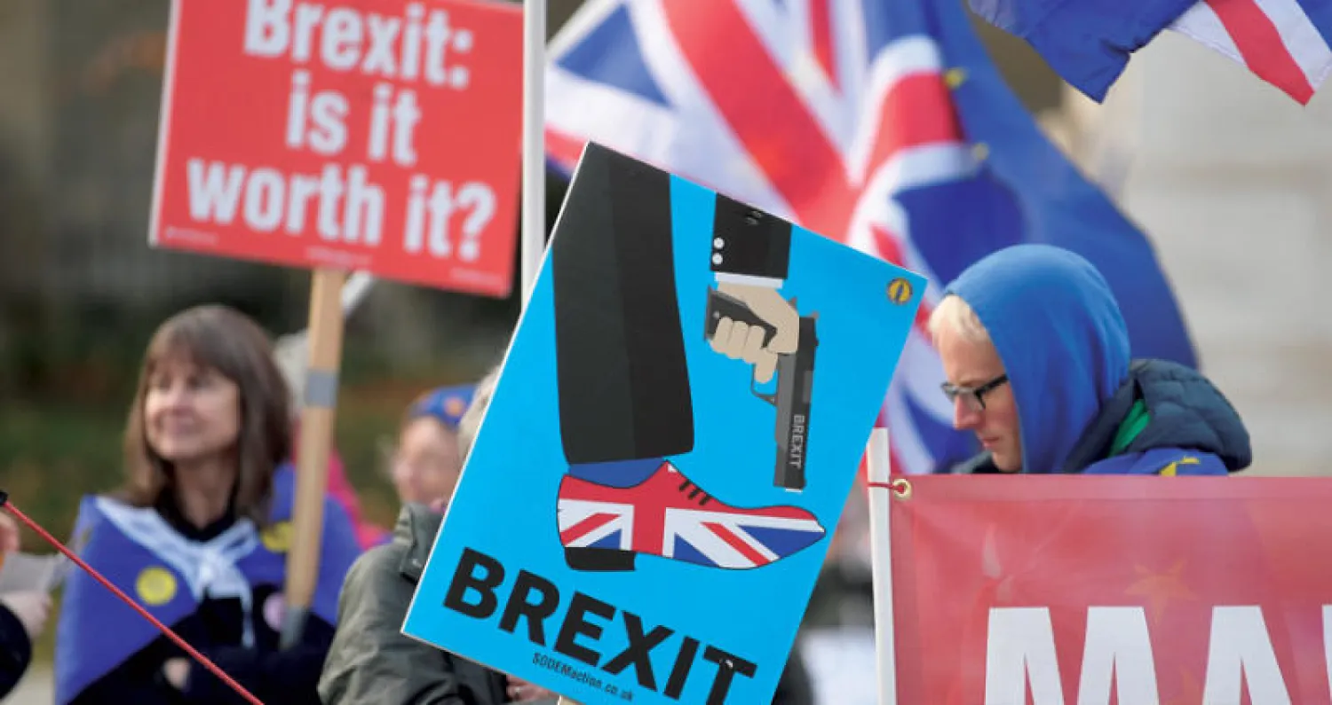 المعارضون لبريكست يحتجون قريبا من مقر رئيسة الوزراء بوسط لندن خلال مداولات البرلمان على وثيقة الخروج(رويترز)