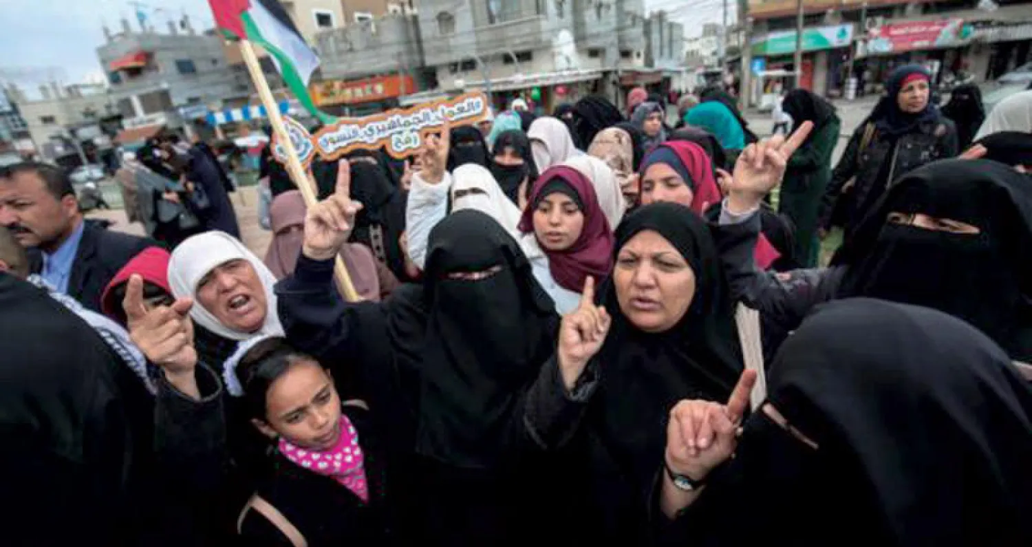 من مظاهرة فلسطينية في رفح بقطاع غزة ضد مشروع قرار أمام الجمعية العامة للأمم المتحدة يدين حركة «حماس» (أ.ف.ب)