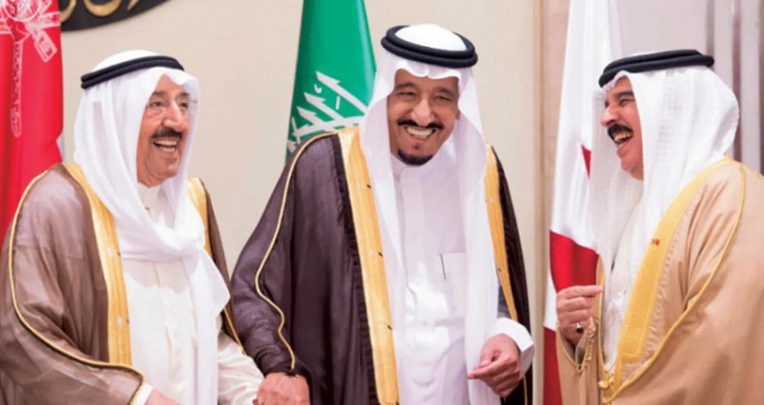 خادم الحرمين الشريفين مع أمير الكويت وملك البحرين في قمة خليجية سابقة (الشرق الأوسط)