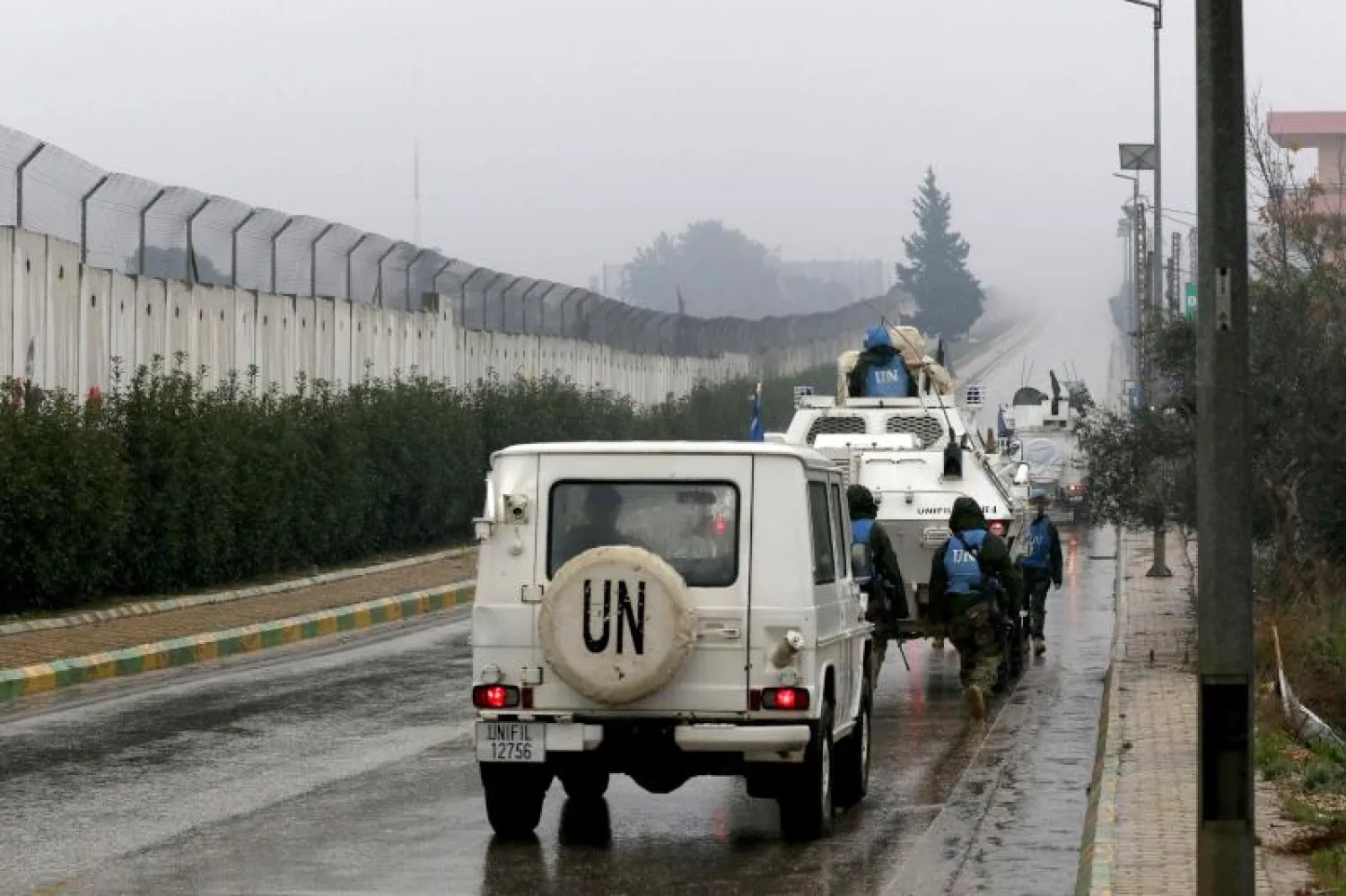 دوريات لقوات «اليونيفيل» على الحدود مع إسرائيل قرب بلدة كفركلا اللبنانية (أ.ف.ب)