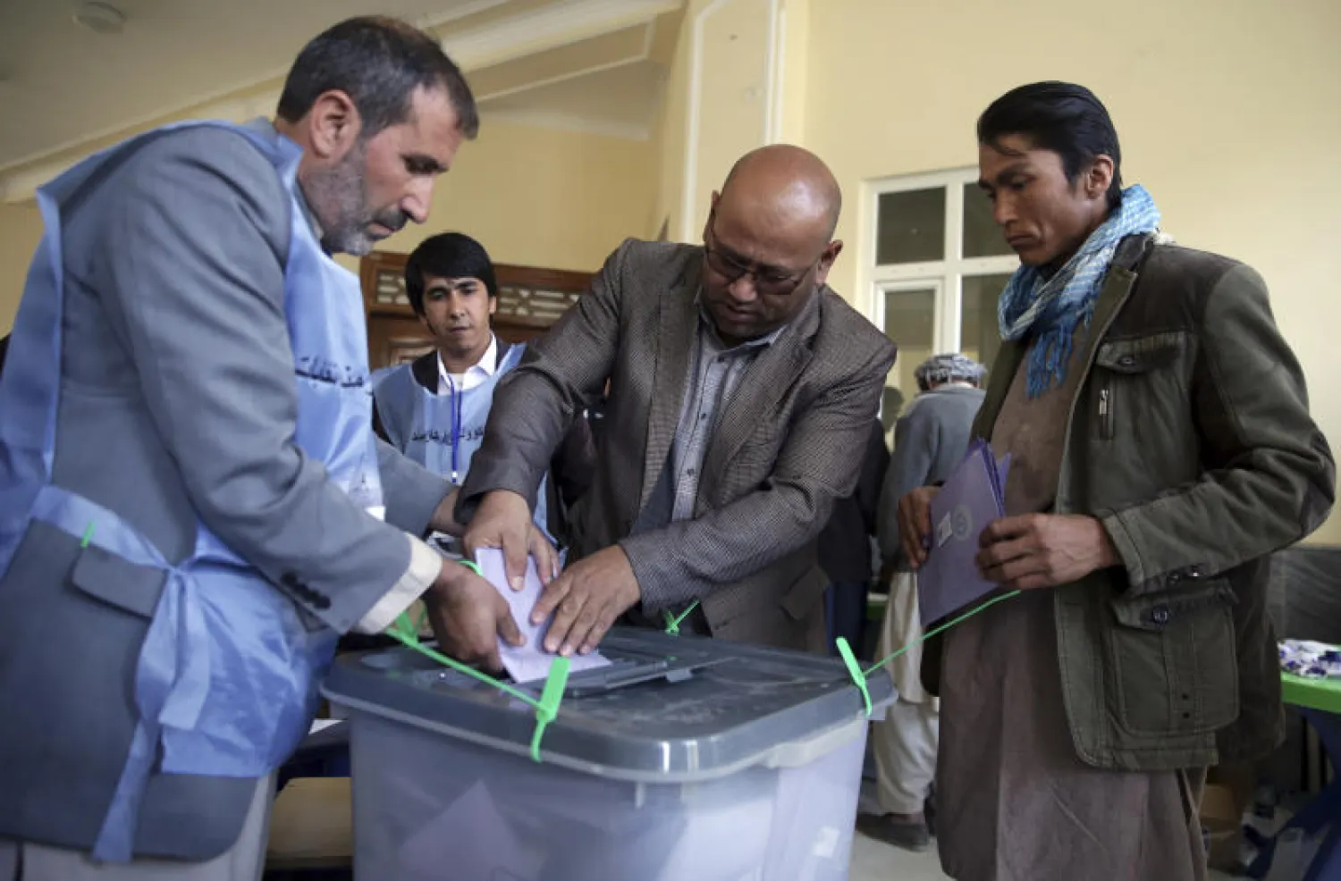 - قائد القوات البحرية الأوكرانية الأميرال أهور فورونشينكو (رويترز)
- الغطاء الجليدي في غرينلاند يذوب بمستويات غير مسبوقة (أ.ب)
- أفغان يدلون بأصواتهم خلال الانتخابات البرلمانية الأخيرة - أرشيفية (أ.ب)
- المديرة المالية لشركة هواوي منغ وانزو (إ.ب.أ)