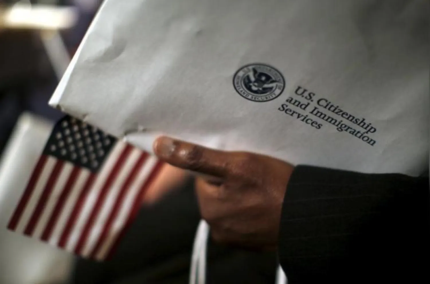 غير صحيح أن المهاجرين يشكلون مخاطر صحية وعبئاً على الأنظمة الصحية (رويترز)