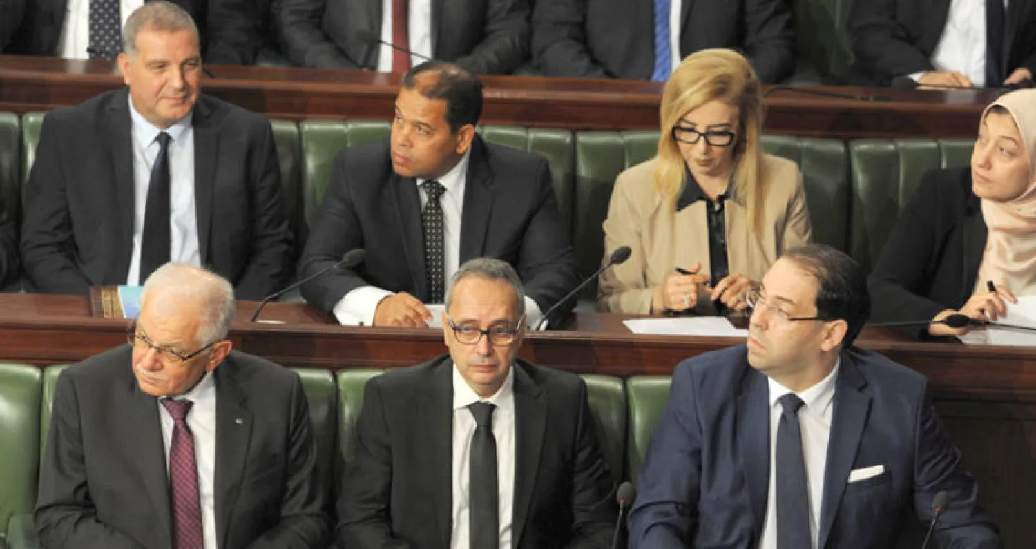 يوسف الشاهد ووزراء في حكومته خلال جلسة للبرلمان التونسي الشهر الماضي (إ.ب.أ)