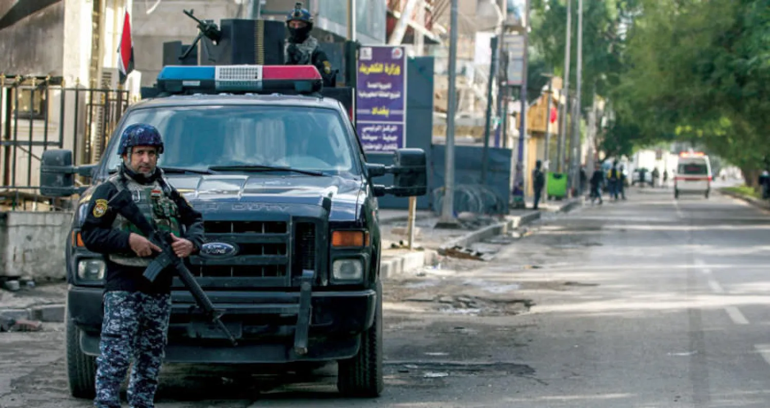 عنصر من الشرطة العراقية في أحد شوارع بغداد أثناء سباق ماراتون الاطفال (أ.ب.ف)