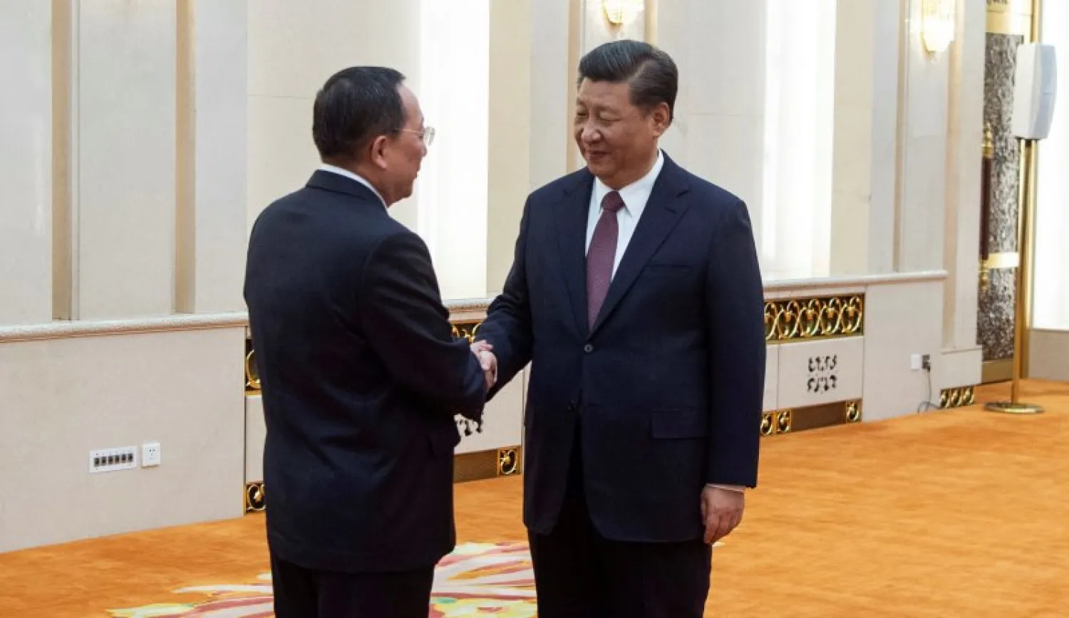 الرئيس الصيني شي جينبينغ – إلى اليمين - ووزير خارجية كوريا الشمالية ري يونغ هو في بكين (أ. ب)