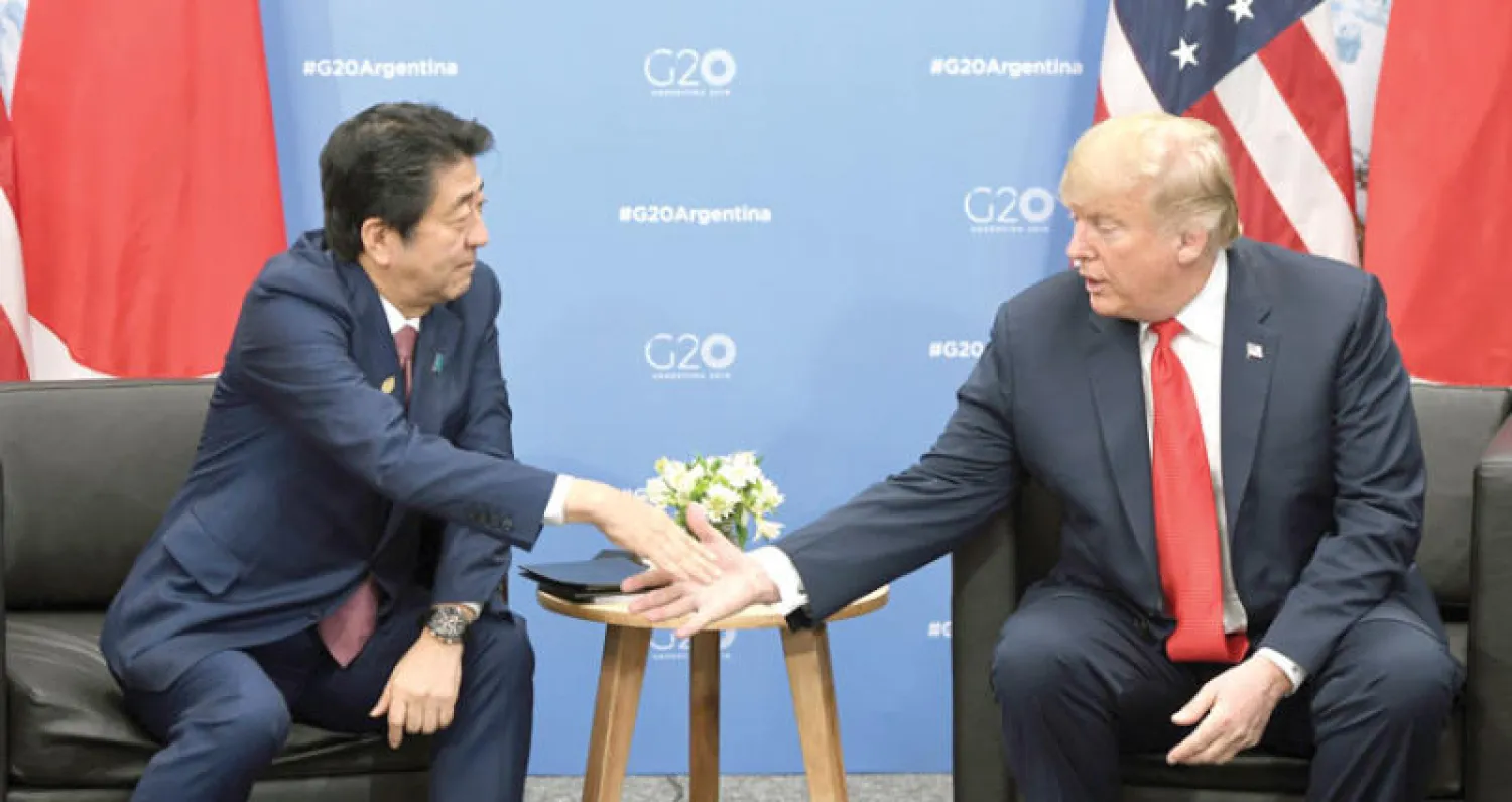 يريد آبي الإفلات من قبضة واشنطن لبدء علاقات يحددها بنفسه مع الصين وروسيا (أ.ف.ب)