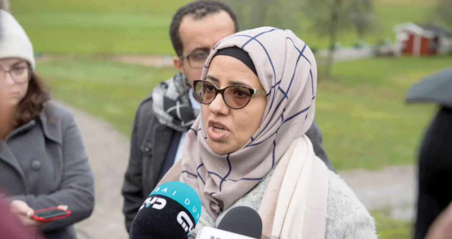 رانيا غانم العضو في وفد الحكومة اليمنية إلى مشاورات السويد تتحدث إلى الصحافيين أمس (رويترز)