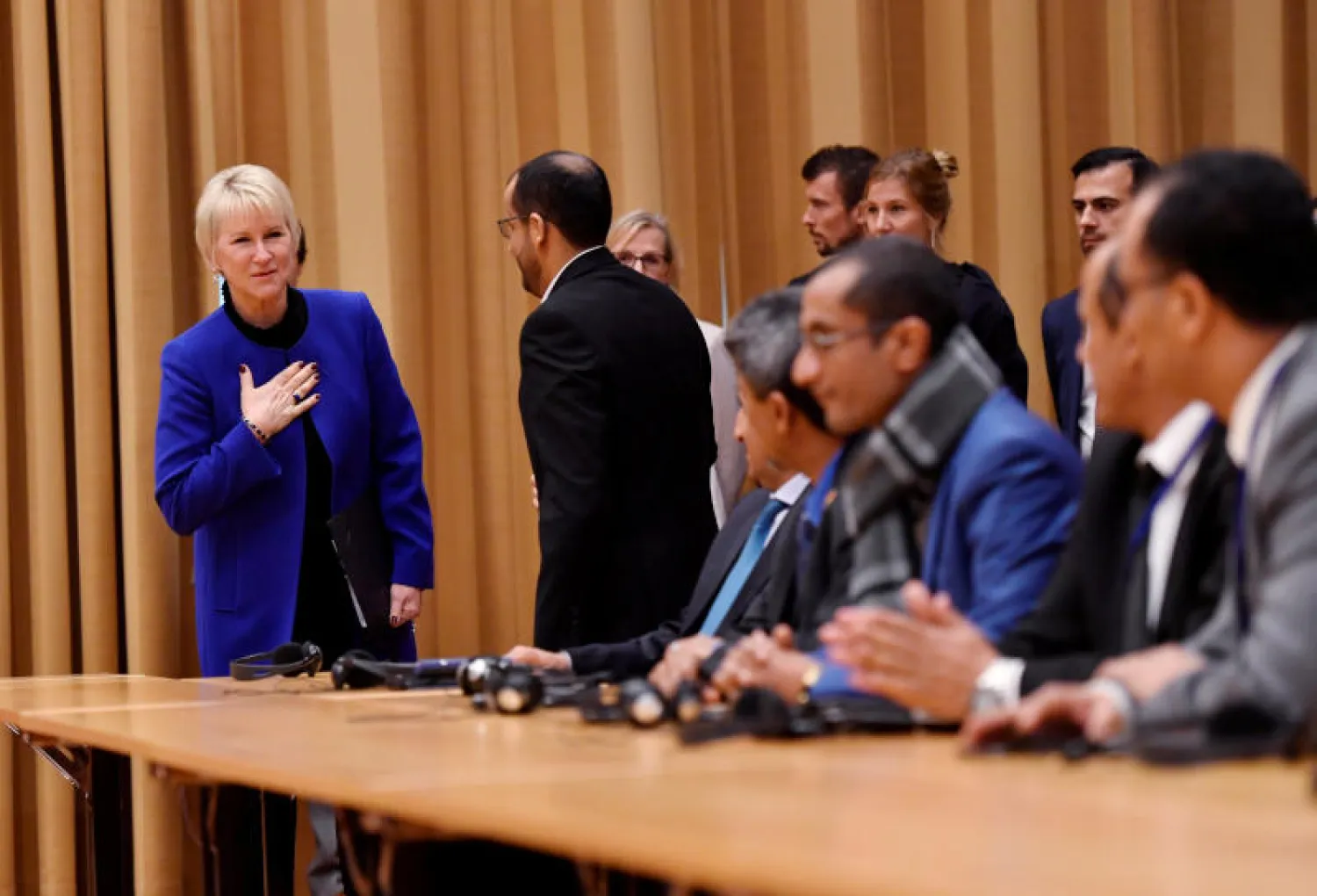 وزيرة الخارجية السويدية مارجو والستروم ترحب بوفدي الحكومة والميليشيات الحوثية خلال المؤتمر الصحافي الافتتاحي للمشاورات اليمنية (رويترز)