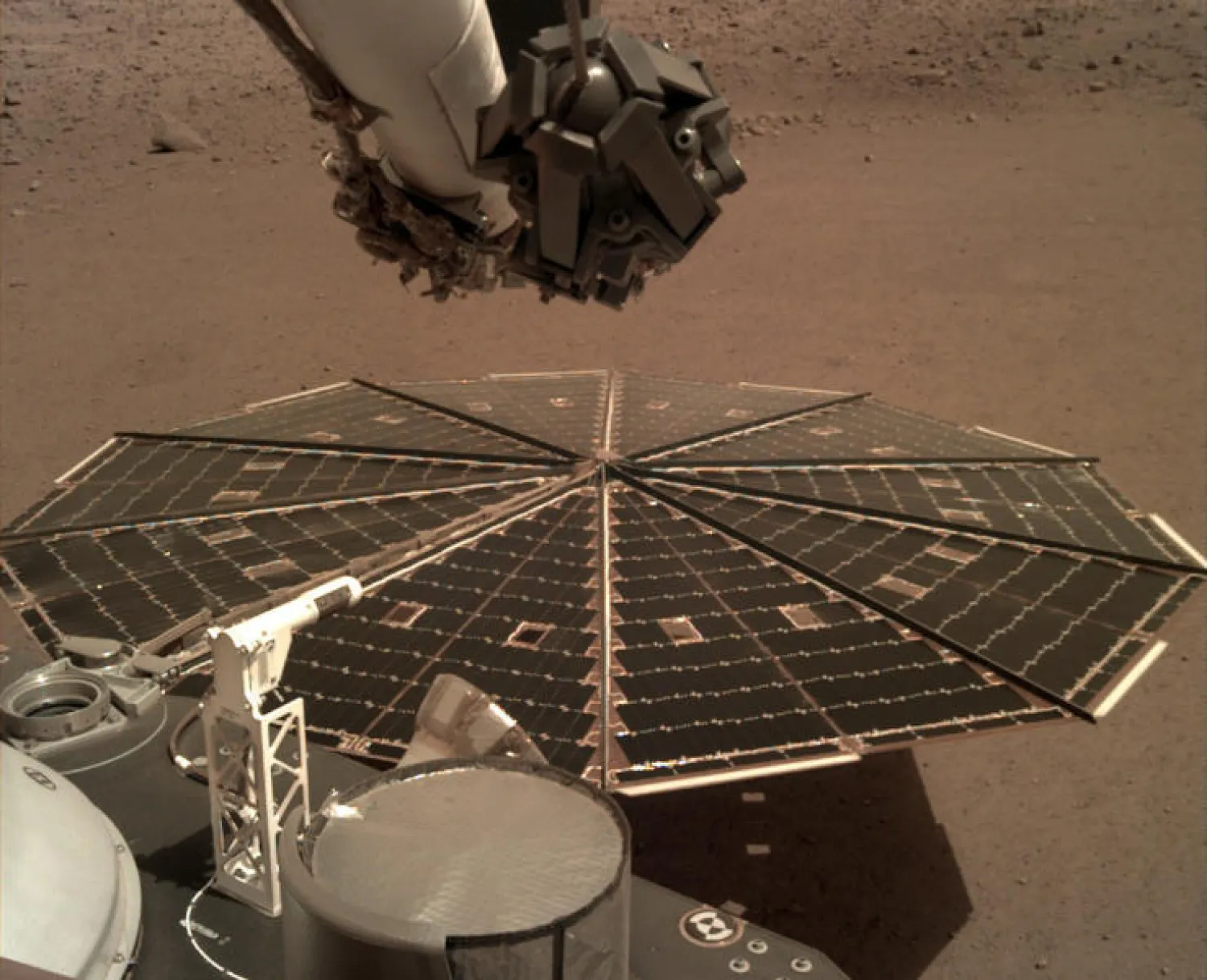 المسبار «إنسايت» على سطح المريخ (أ.ب)