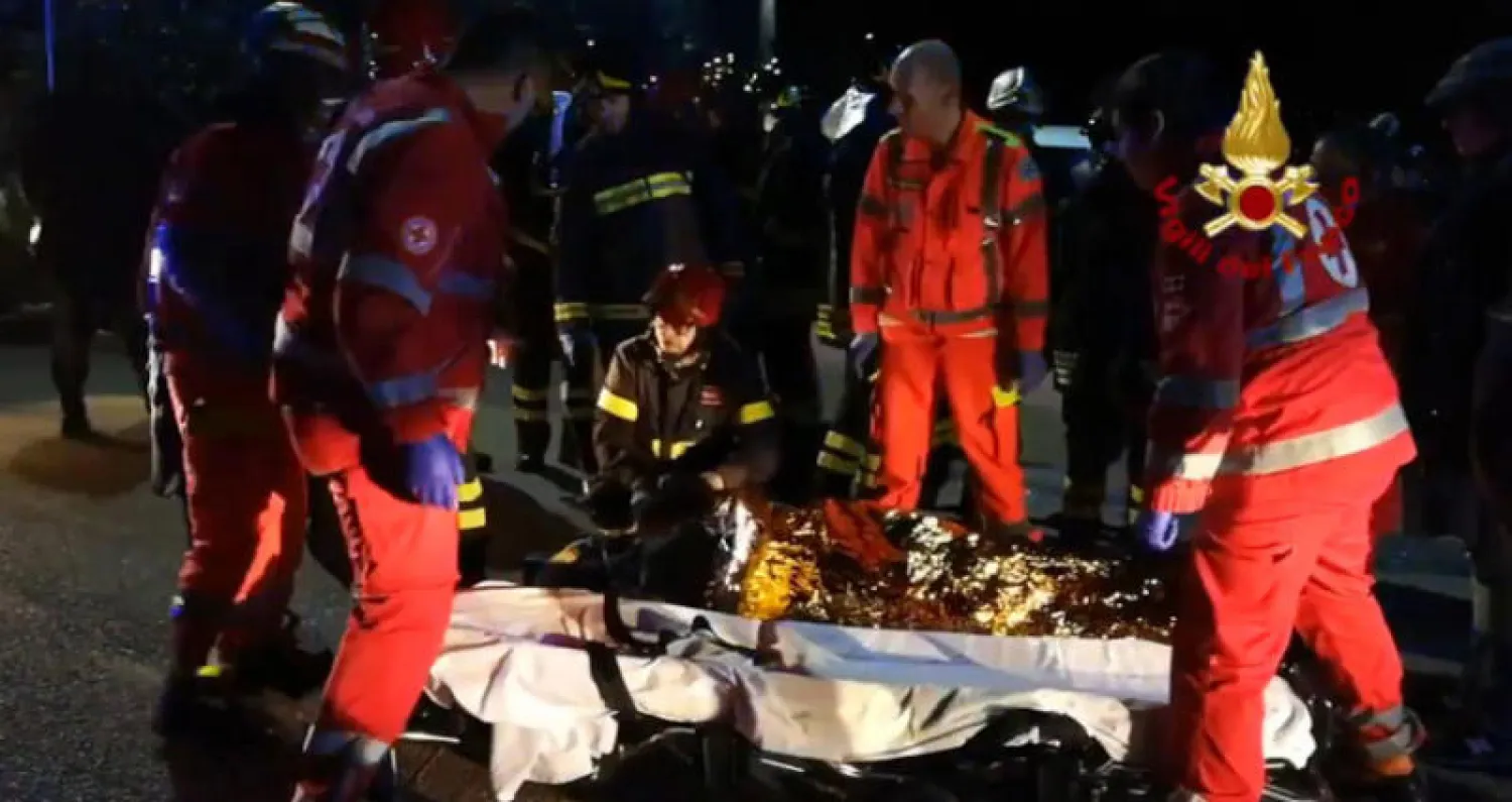 رجال الإنقاذ يعالجون أحد ضحايا حادث الملهى الليلي ببلدة كورينالدو في وسط إيطاليا (إ.ب.أ)