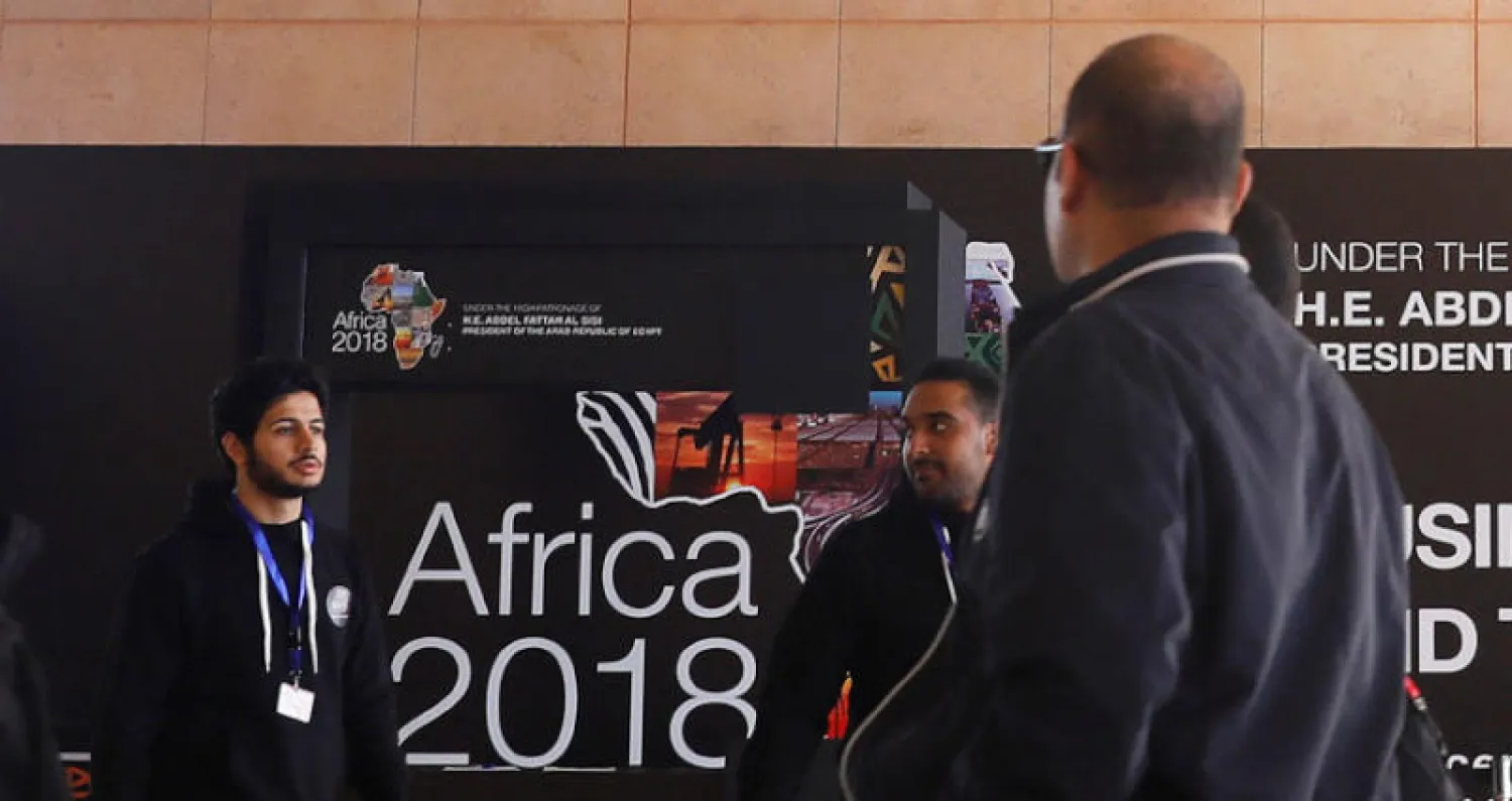 بعض المشاركين في منتدى أفريقيا 2018 لدى وصولهم إلى مطار شرم الشيخ (رويترز)