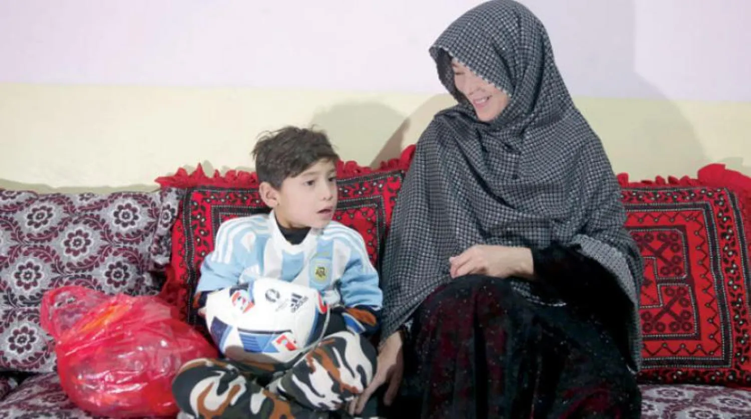 Yıldız futbolcu Lionel Messi’nin hayranı Murteza Ahmedi, annesi Şefika’nın yanında Kabil’deki akrabalarının evinde oturuyor. Küçük çocuk, Messi’nin plastik poşetlerden yapılmış formasını giymesiyle tanınmıştı. Ancak annesi, 7 Aralık’ta yaptığı açıklamada, küçük Ahmedi’nin suç çeteleri veya Taliban unsurlarının kaçırma ve öldürme tehditlerinin ardından Kabil’den kaçmak zorunda kaldığını belirtti.