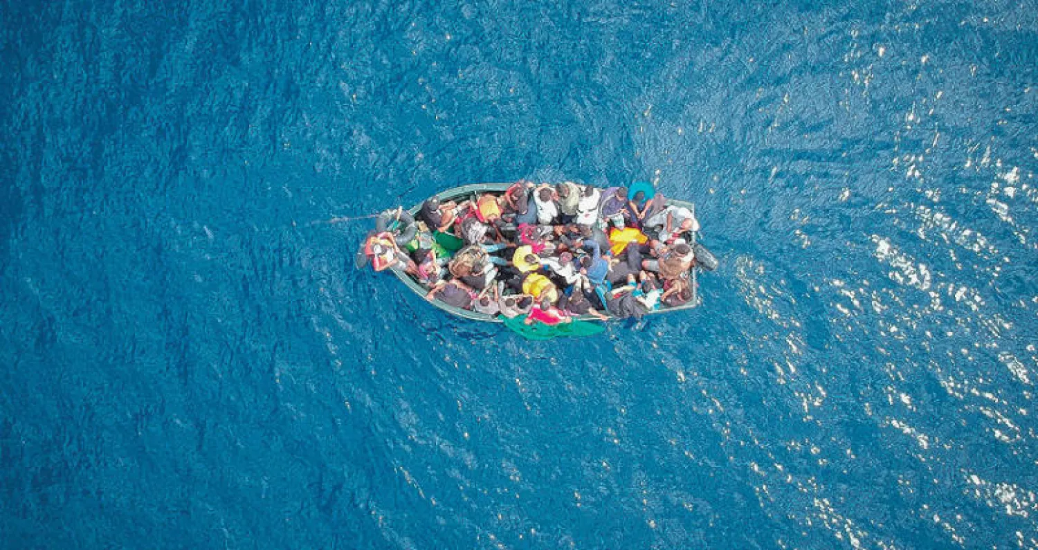 عشرات الأفارقة داخل زورق صغير في المتوسط (أ.ف.ب)