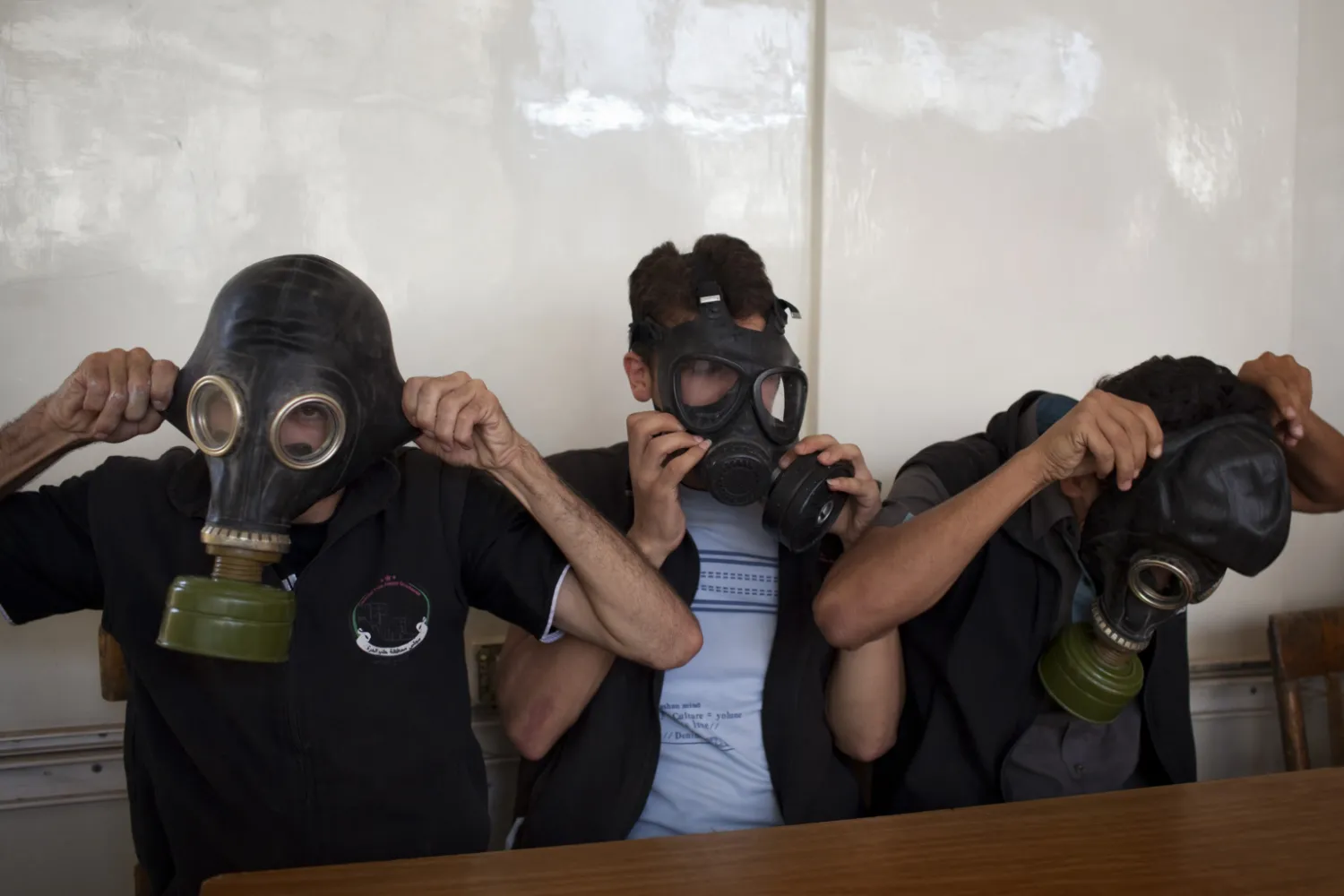 Volunteers put on gas masks during a class on how to respond to a chemical attack, in the northern Syrian city of Aleppo on September 15, 2013. (File photo: AFP)

