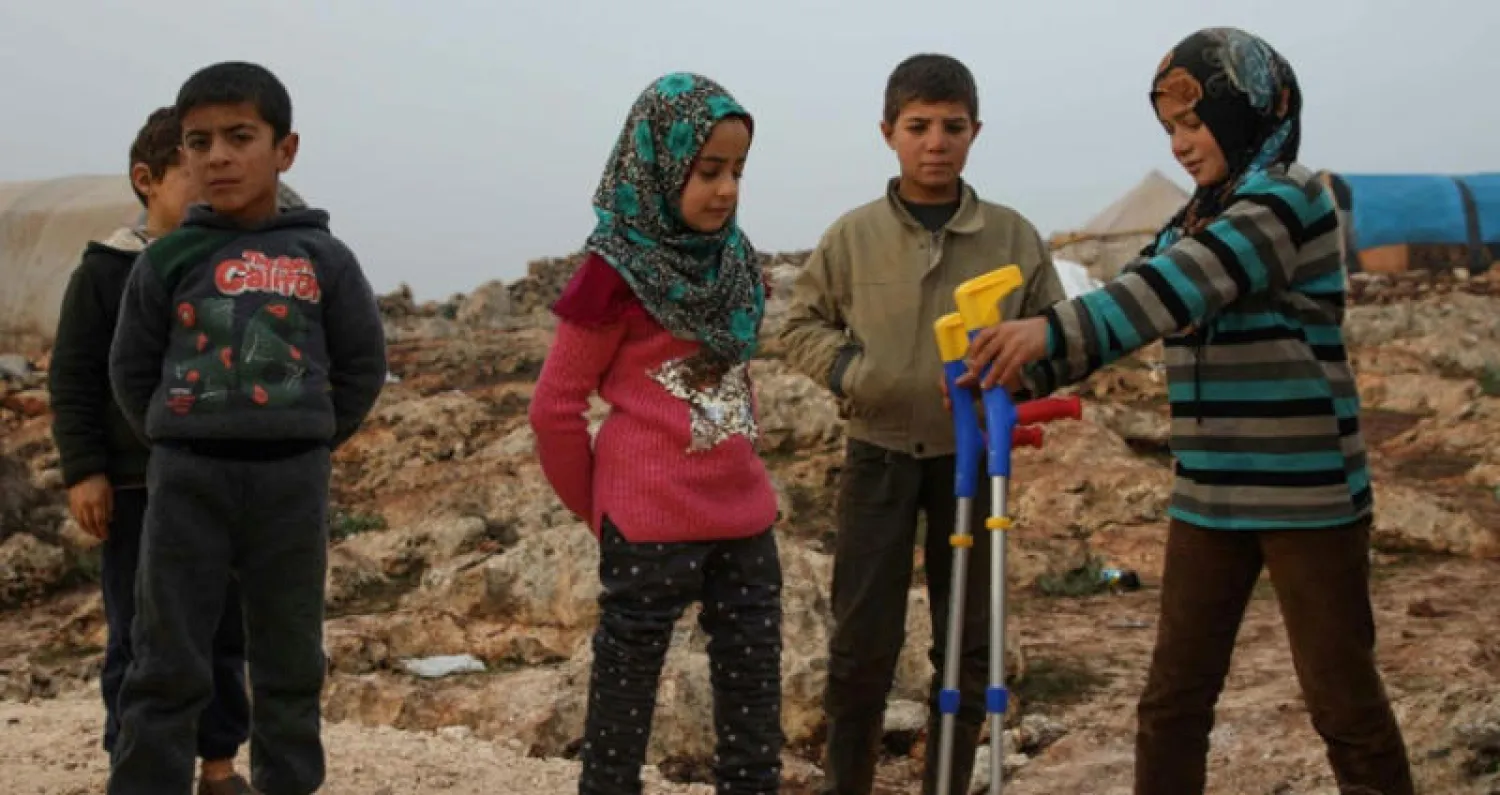 طفلة سورية معوقة تستبدل بالمعلبات الفارغة أطرافاً صناعية