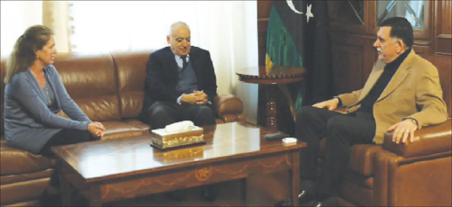 صورة وزعتها البعثة الأممية لاجتماع رئيسها ونائبته مع السراج في طرابلس أمس