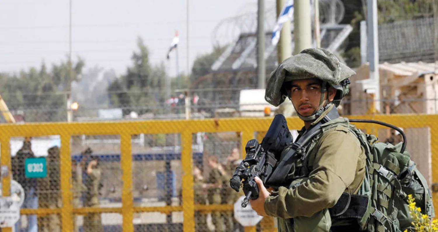 جندي إسرائيلي قرب معبر القنيطرة في هضبة الجولان المحتلة منتصف أكتوبر الماضي (رويترز)