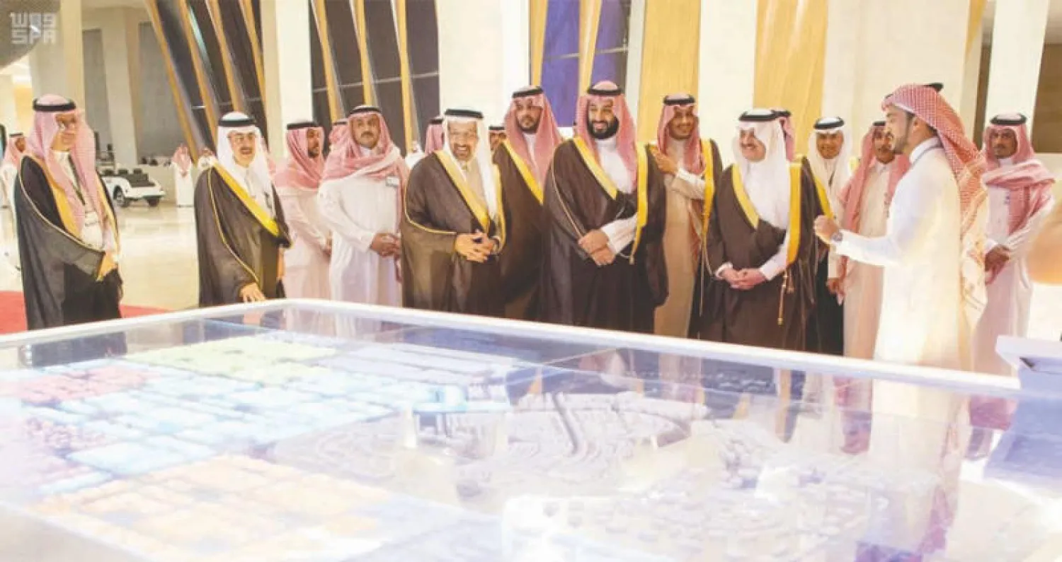 الأمير محمد بن سلمان يطلع على مجسم يمثل جانباً من مدينة الملك سلمان للطاقة (واس)