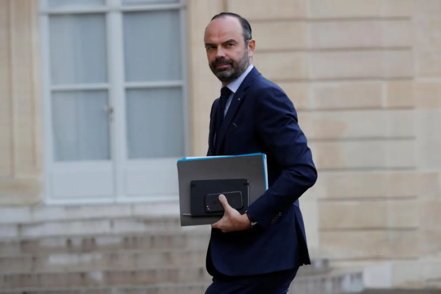 رئيس الوزراء الفرنسي إدوار فيليب لدى وصوله إلى قصر الإليزيه (رويترز)