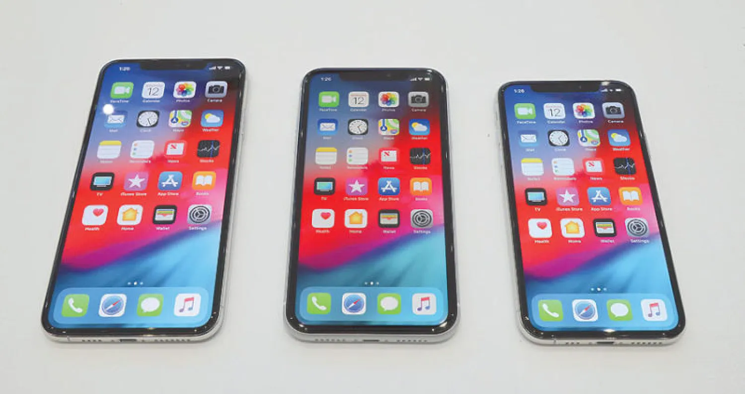 أحدث هواتف «آبل» من اليسار: «آيفون 10 إس ماكس» ثم «10 آر» ثم «10 إس»