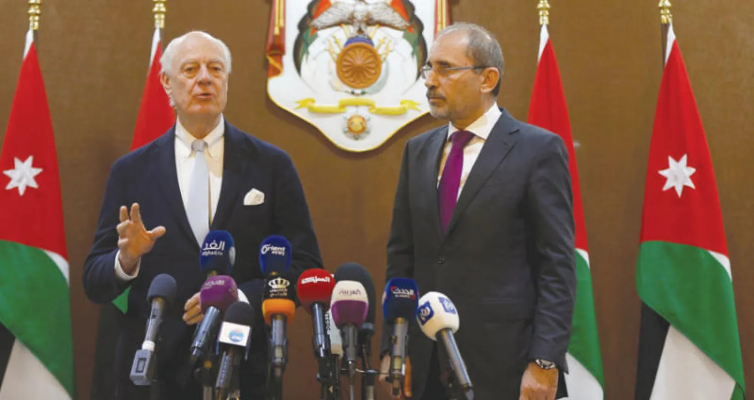 وزير الخارجية الاردني ايمن الصفدي والمبعوث الاممي ستيفان دي ميستورا في عمان امس (رويترز)