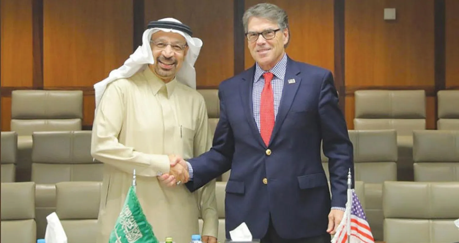 وزيرا الطاقة السعودي خالد الفالح والأميركي ريك بيري في الظهران أمس