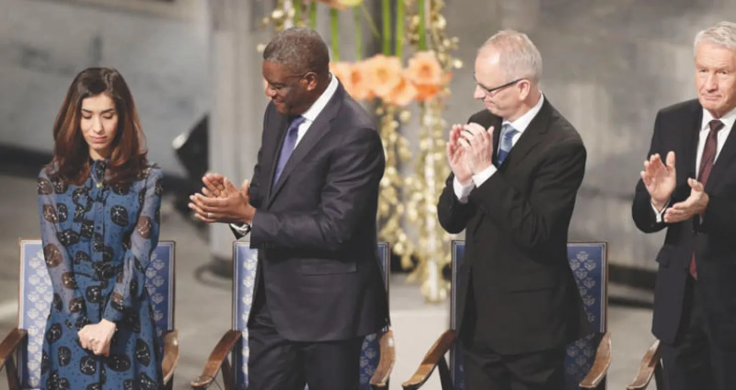 الكونغولي دينيس موكويغي والإيزيدية ناديا مراد خلال حفل تقديم جائزة نوبل للسلام في أوسلو أمس (أ.ب)