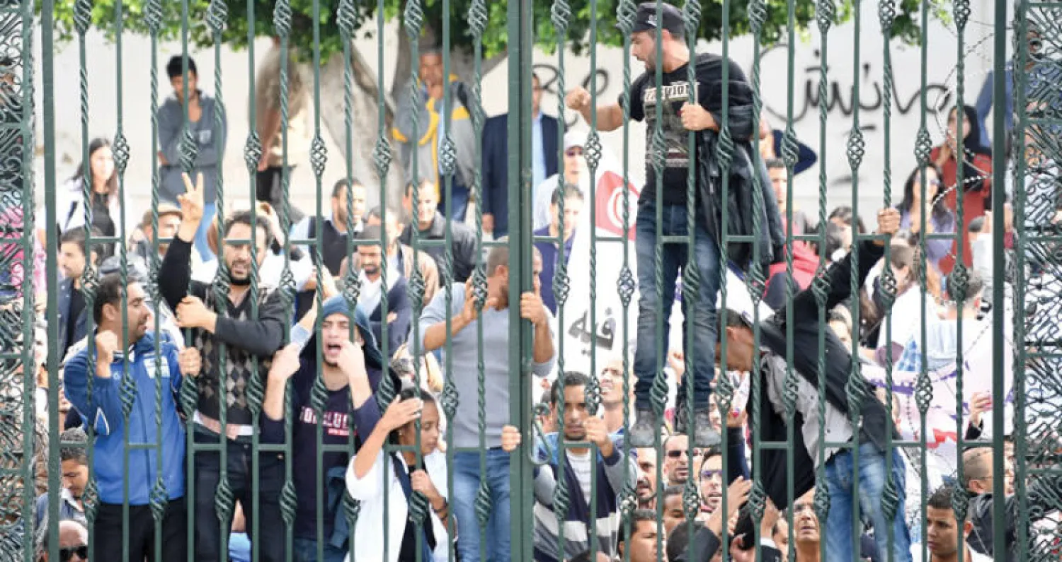 صورة أرشيفية لاحتجاجات رجال التعليم في العاصمة التونسية (غيتي)