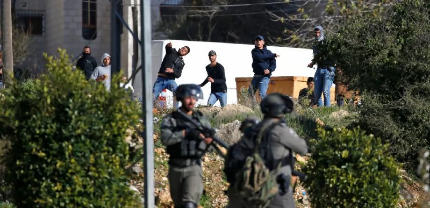 جانب من المواجهات بين قوات الجيش الإسرائيلي وشباب فلسطينيين في الضفة الغربية (أ.ف.ب)
