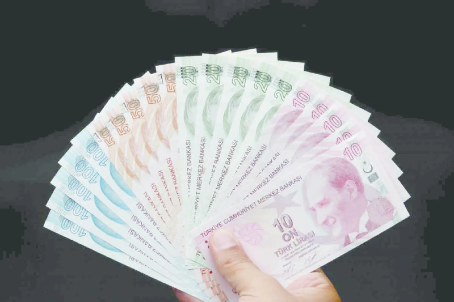 كشفت وكالة «بلومبيرغ» أن بنك «يوني كريديت» الإيطالي قد يتكبد خسائر في تركيا بأكثر من 1.7 مليار دولار خلال العام الحالي (رويترز)