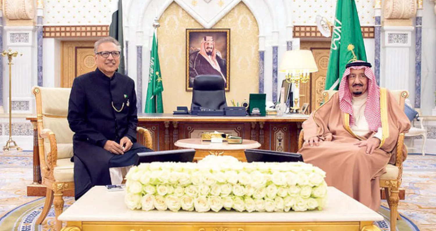 خادم الحرمين والرئيس الباكستاني عارف الرحمن علوي خلال جلسة المباحثات (واس)