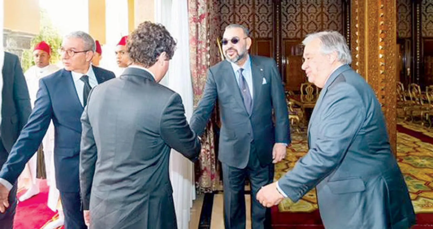 العاهل المغربي لدى استقباله الأمين العام للأمم المتحدة والوفد المرافق له في القصر الملكي بالرباط (ماب)
