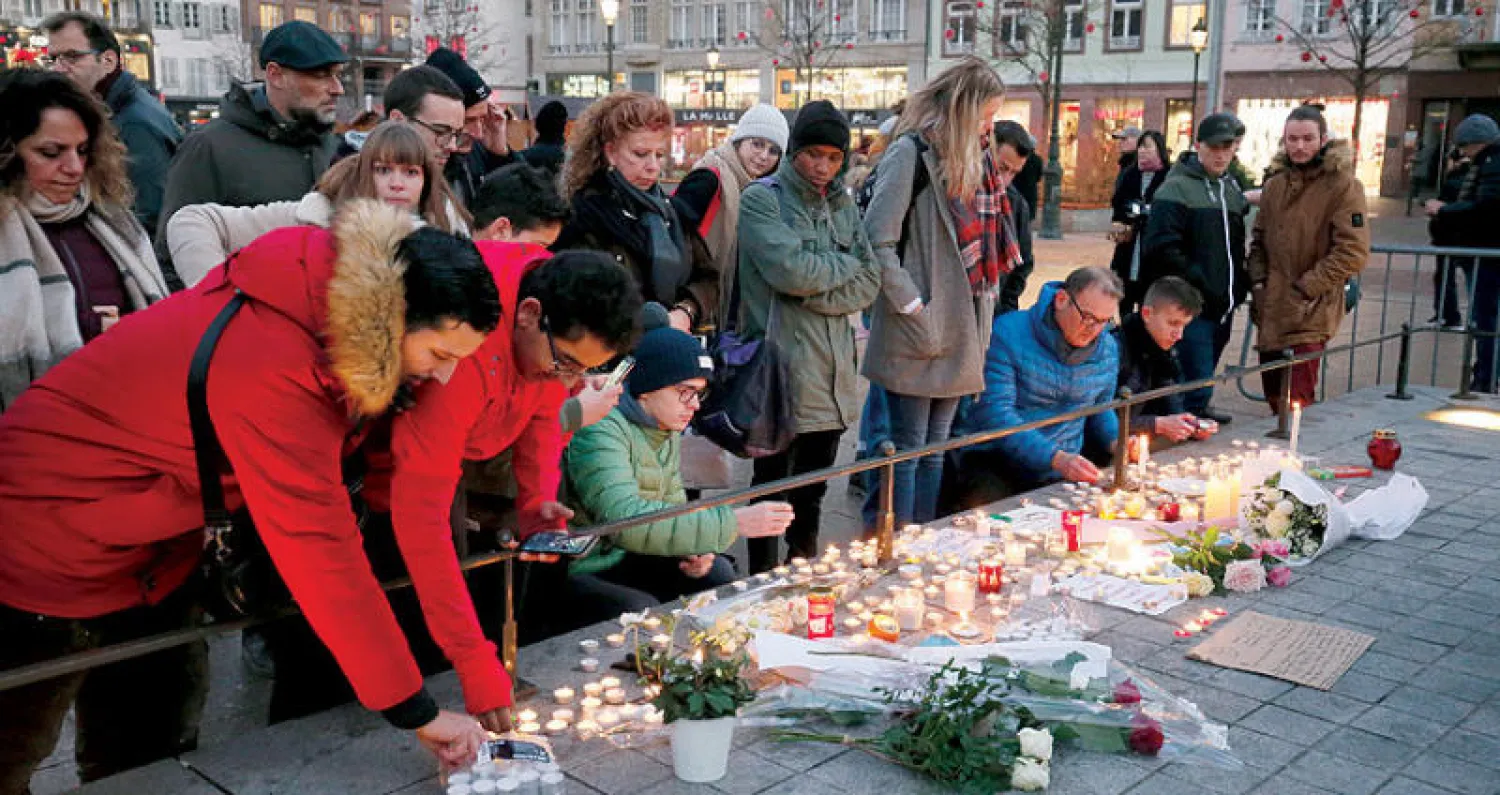 متضامنون مع ضحايا الاعتداء في ستراسبورغ أمس (إ.ب.أ)