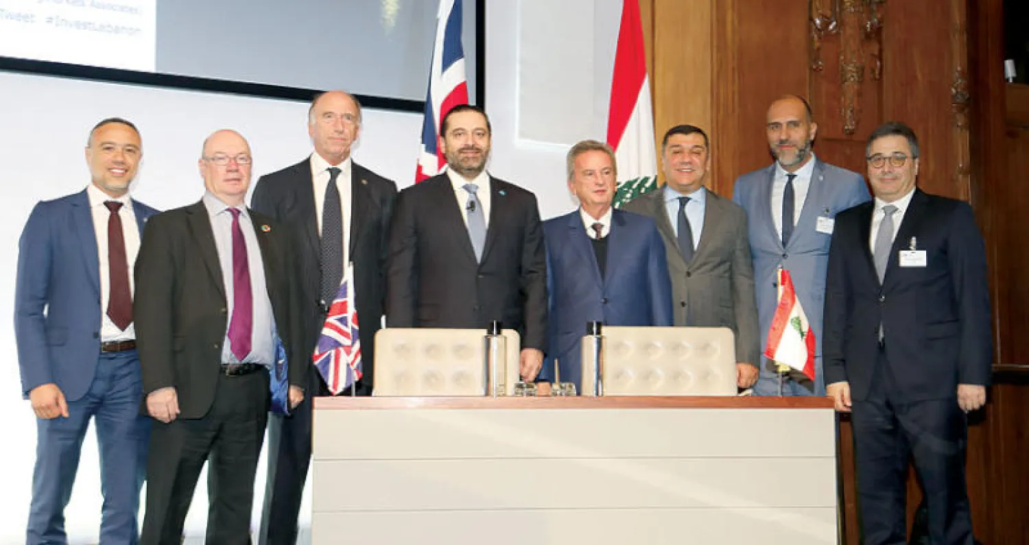 الرئيس سعد الحريري وحاكم مصرف لبنان رياض سلامة ومدير «الميدل إيست» محمد الحوت مع المشاركين في منتدى الاستثمار اللبناني - البريطاني (دالاتي ونهرا)