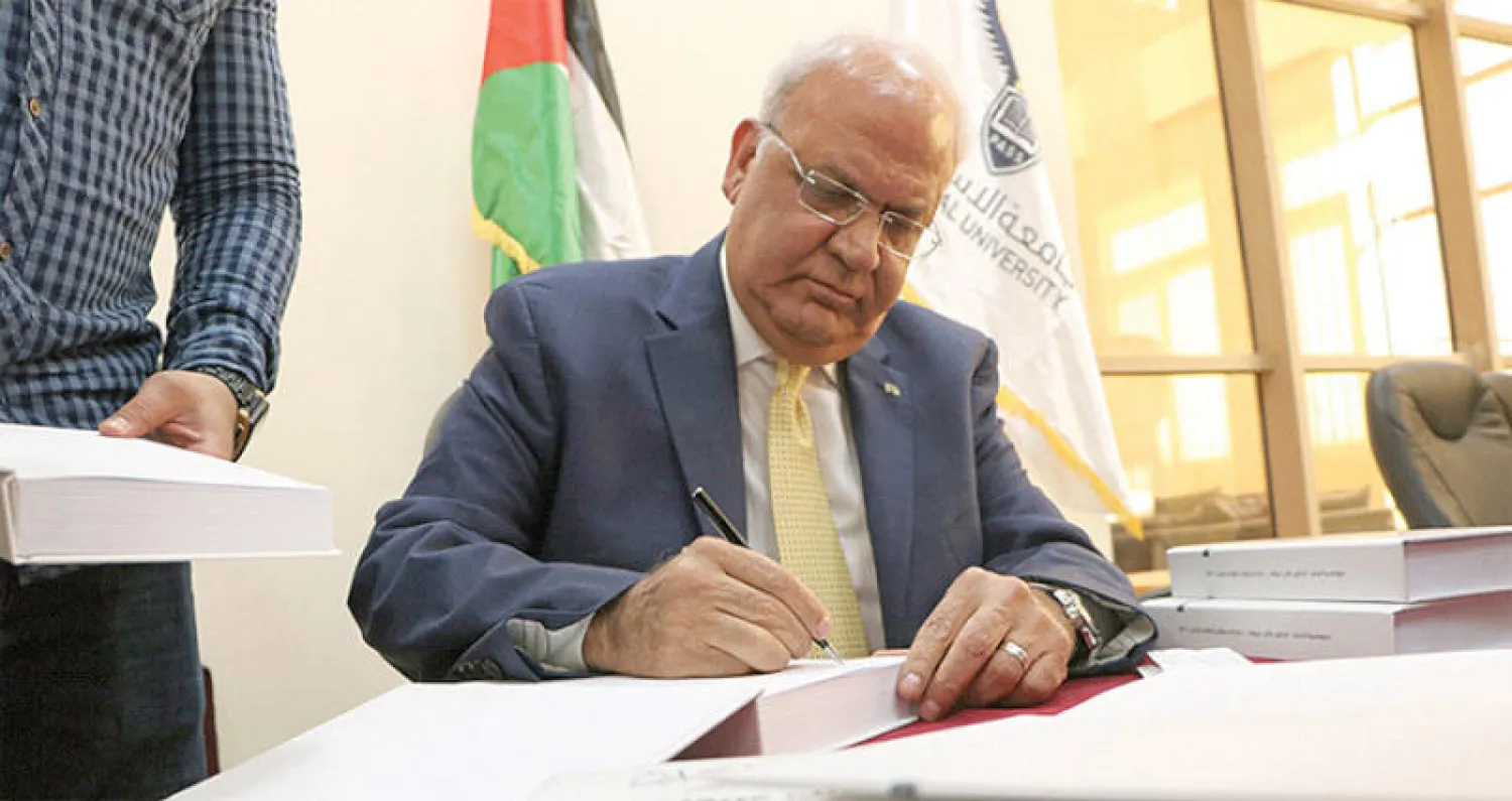 عريقات يوقّع كتابه (وفا)