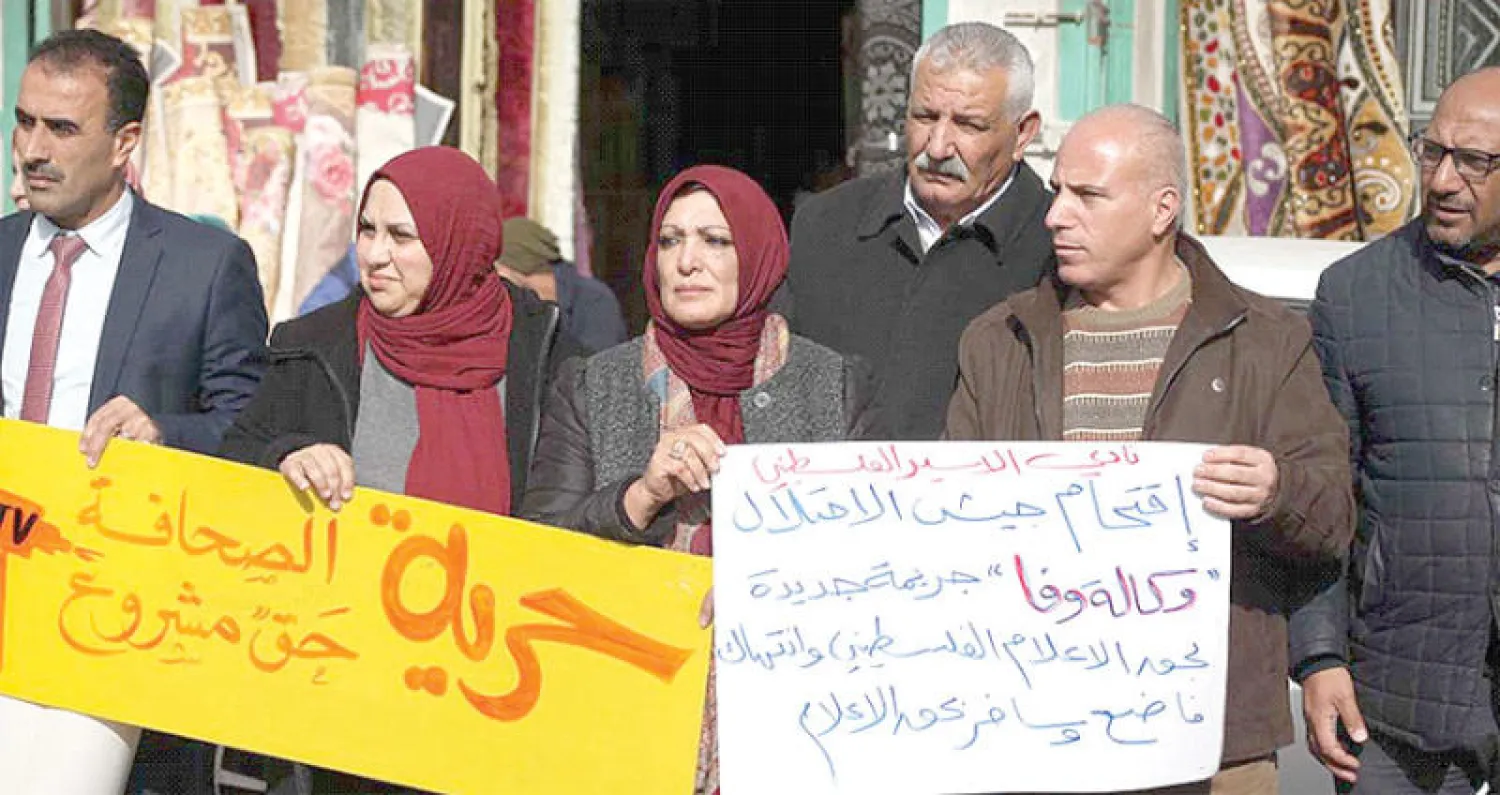 خلال وقفة احتجاج على مهاجمة الاحتلال مقر وكالة الأنباء الفلسطينية (وفا)