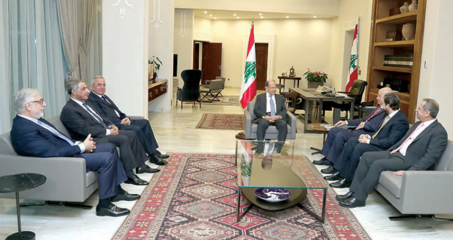 الرئيس ميشال عون مجتمعاً أمس مع أعضاء «اللقاء التشاوري» (دالاتي ونهرا)