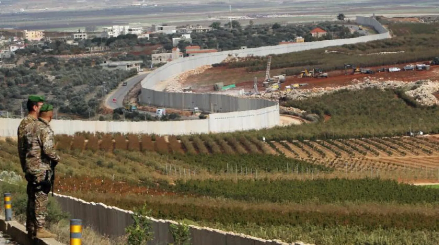 İsrail sınır çizgisine yakın iki Lübnanlı asker (Reuters)