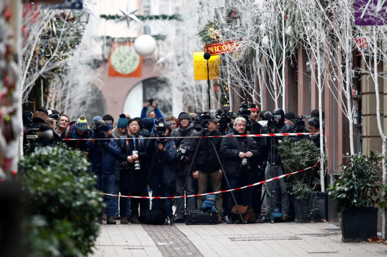 إعلاميون يتجمعون في أحد شوارع ستراسبورغ (رويترز)