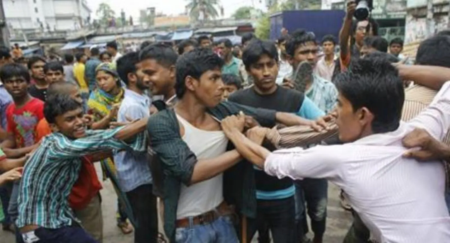 صورة من اشتباكات سابقة في بنغلاديش (أرشيفية-رويترز)