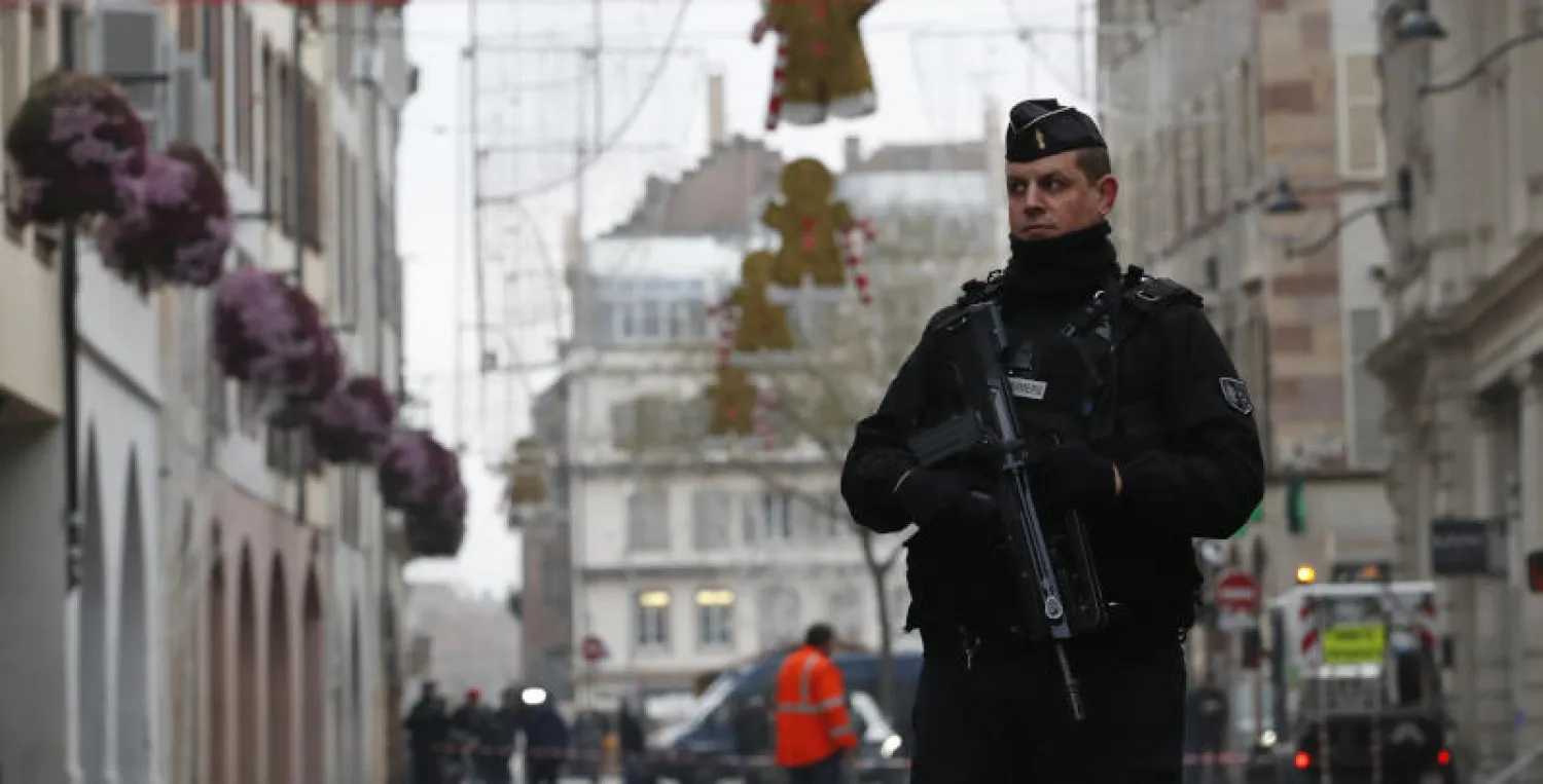 دوريات الشرطة الفرنسية تمشط  شوارع مدينة ستراسبورغ شرق فرنسا (أ.ب)
