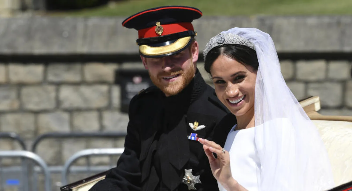 دوق ودوقة ساسكس الأمير هاري وزوجته ميغان ماركل خلال زفافهما في مايو الماضي (أ.ب)