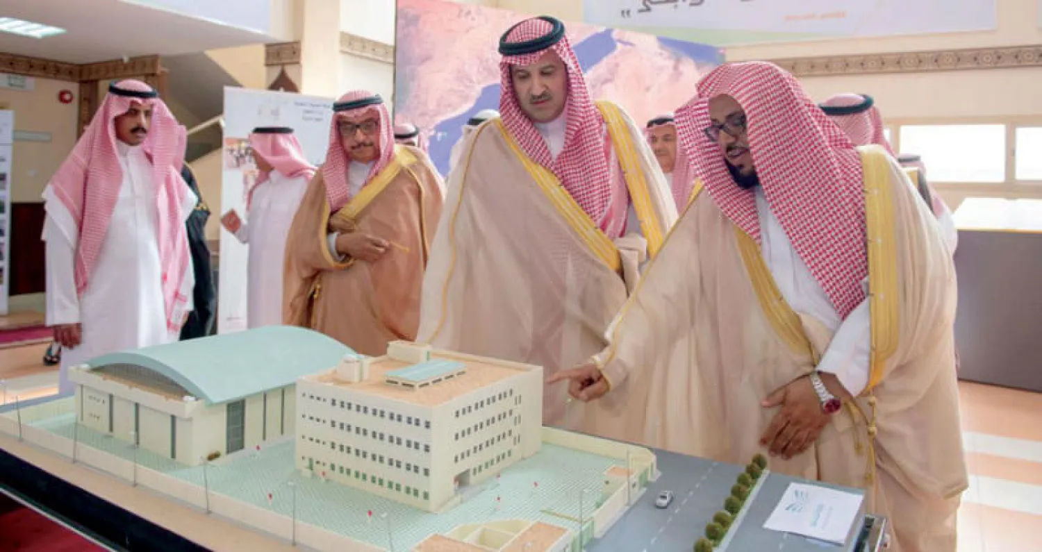 أمير المدينة المنورة خلال زيارته مقر مدارس العلوم الشرعية الجديد