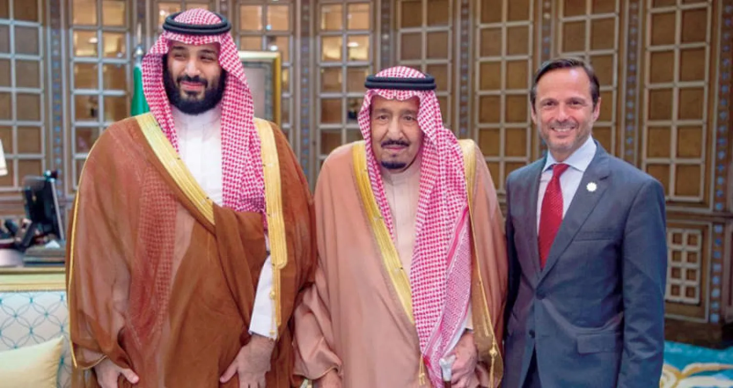 خادم الحرمين يتوسط الأمير محمد بن سلمان رئيس مجلس إدارة شركة البحر الأحمر للتطوير وجون باغانو الرئيس التنفيذي للشركة (واس)