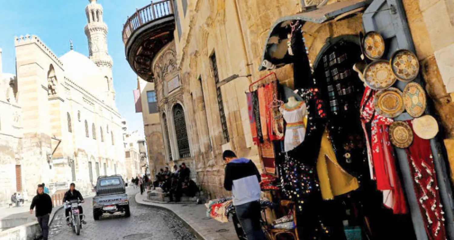 تشير تقارير دولية إلى تعافي الاقتصاد المصري لكنها تحذر من مخاطر ارتفاع كلفة الديون (رويترز)