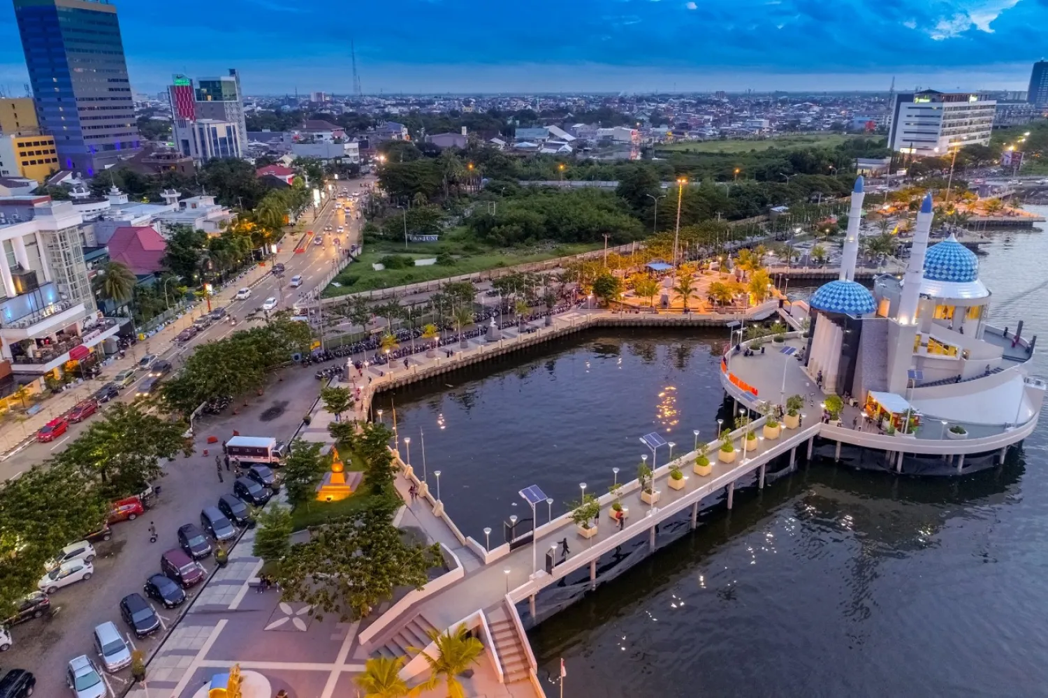 An aerial view of the floating Amirul Mukminin Mosque in
Makassar, South Sulawesi. (Shutterstock/Akhmad Dody Firmansyah)