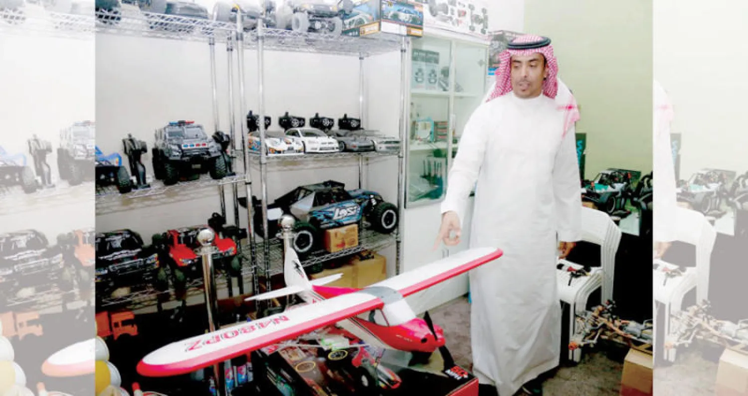 الفغم يستعرض نماذج لطائرات وسيارات لاسلكية تستخدم في السباقات الرسمية